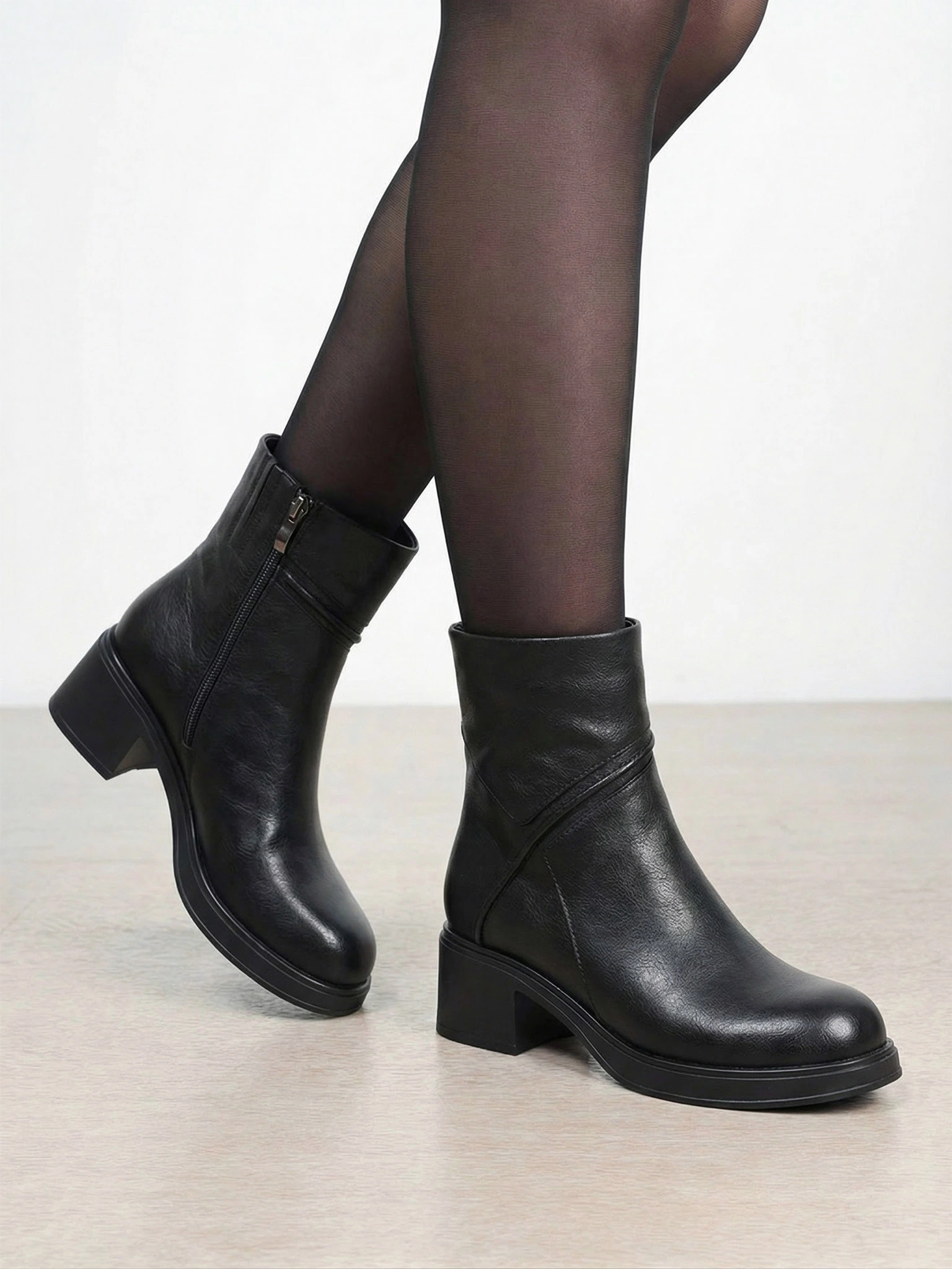 Ботинки черного цвета на высоком широком каблуке